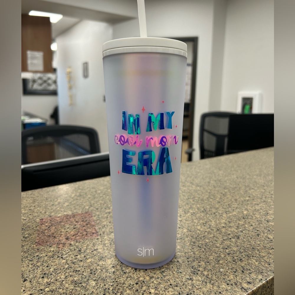 Simply modern “in my mom era” cup!